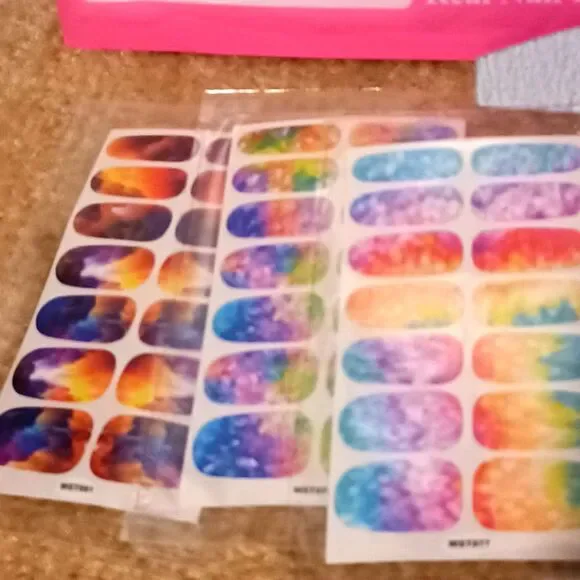 9 Sheets Self-Adhesive Aurora Neon Gradient Nail Strips w/ Nail File - Picture 6 of 6